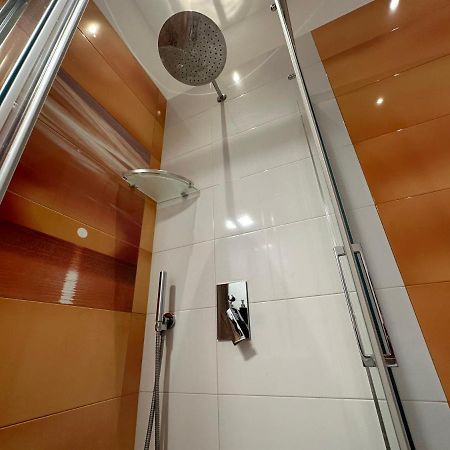Domus Luca - Central Rooms In The Heart Of Napoli Esterno foto