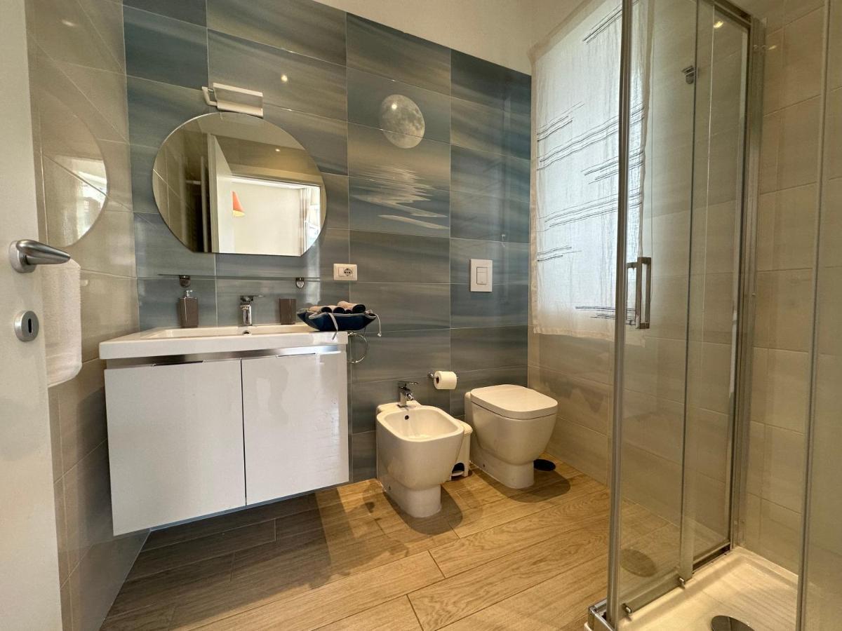 Domus Luca - Central Rooms In The Heart Of Napoli Esterno foto