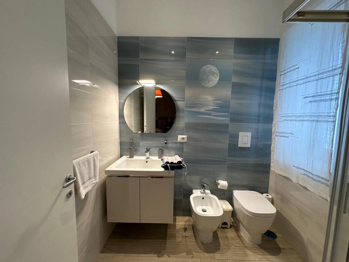 Domus Luca - Central Rooms In The Heart Of Napoli Esterno foto