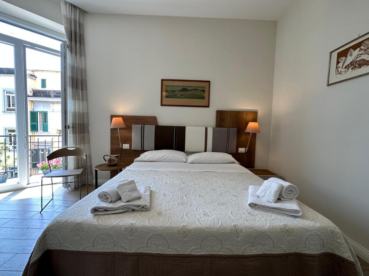 Domus Luca - Central Rooms In The Heart Of Napoli Esterno foto
