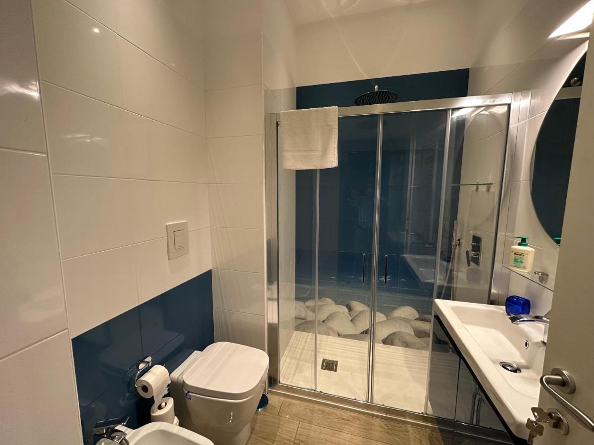 Domus Luca - Central Rooms In The Heart Of Napoli Esterno foto
