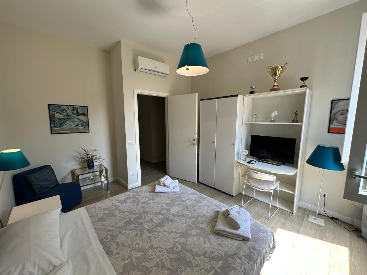 Domus Luca - Central Rooms In The Heart Of Napoli Esterno foto
