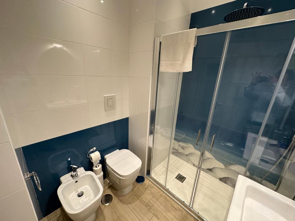 Domus Luca - Central Rooms In The Heart Of Napoli Esterno foto