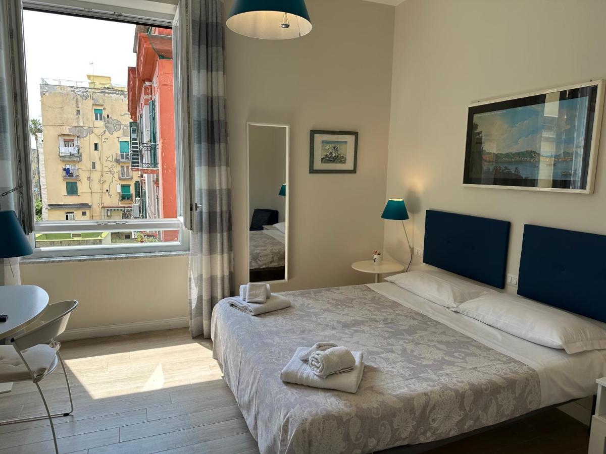 Domus Luca - Central Rooms In The Heart Of Napoli Esterno foto