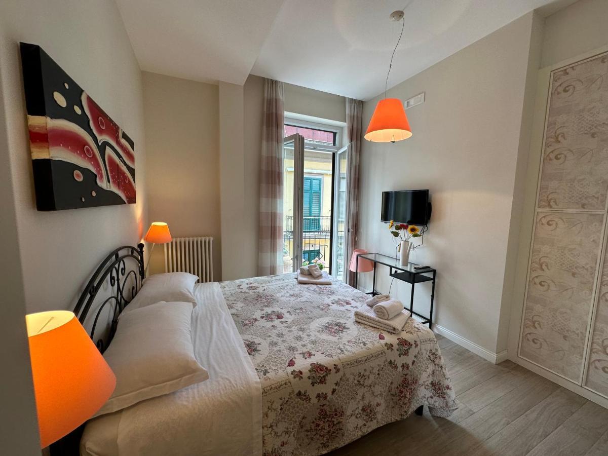 Domus Luca - Central Rooms In The Heart Of Napoli Esterno foto