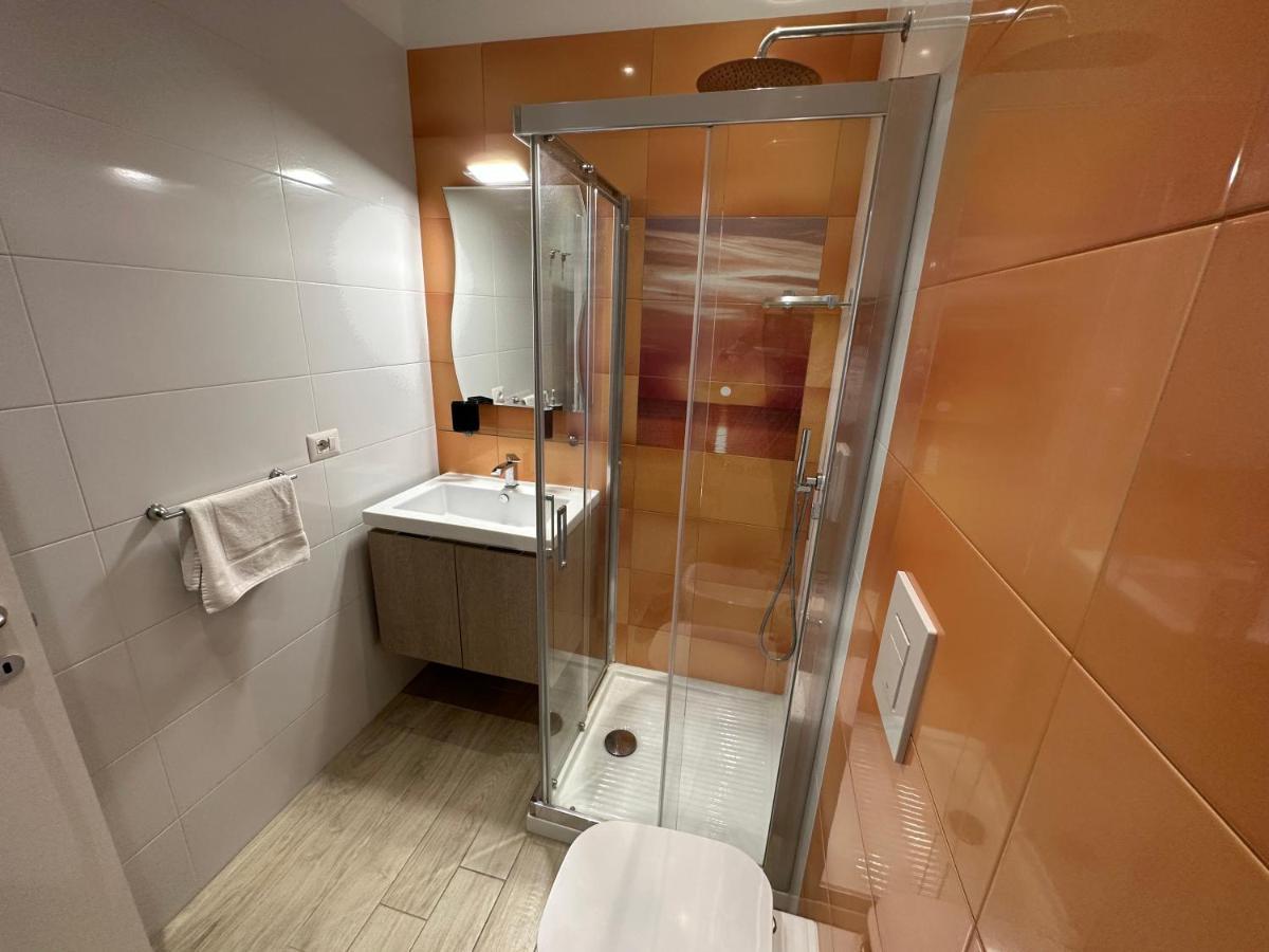 Domus Luca - Central Rooms In The Heart Of Napoli Esterno foto