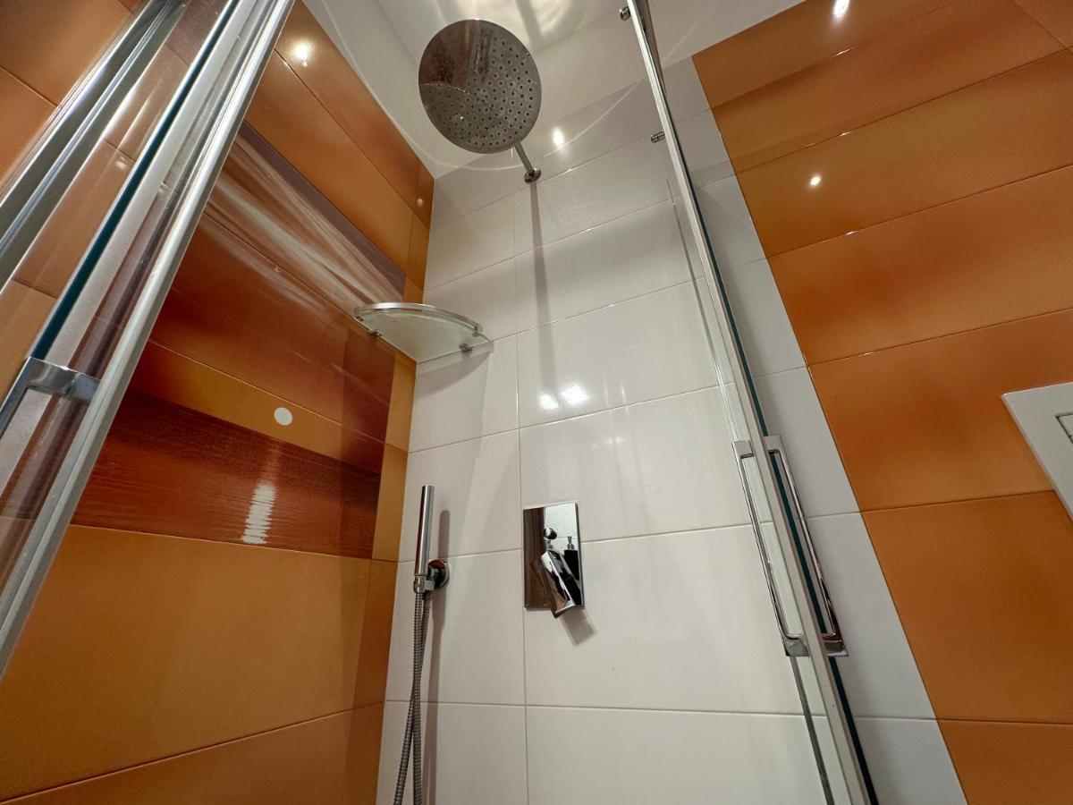 Domus Luca - Central Rooms In The Heart Of Napoli Esterno foto