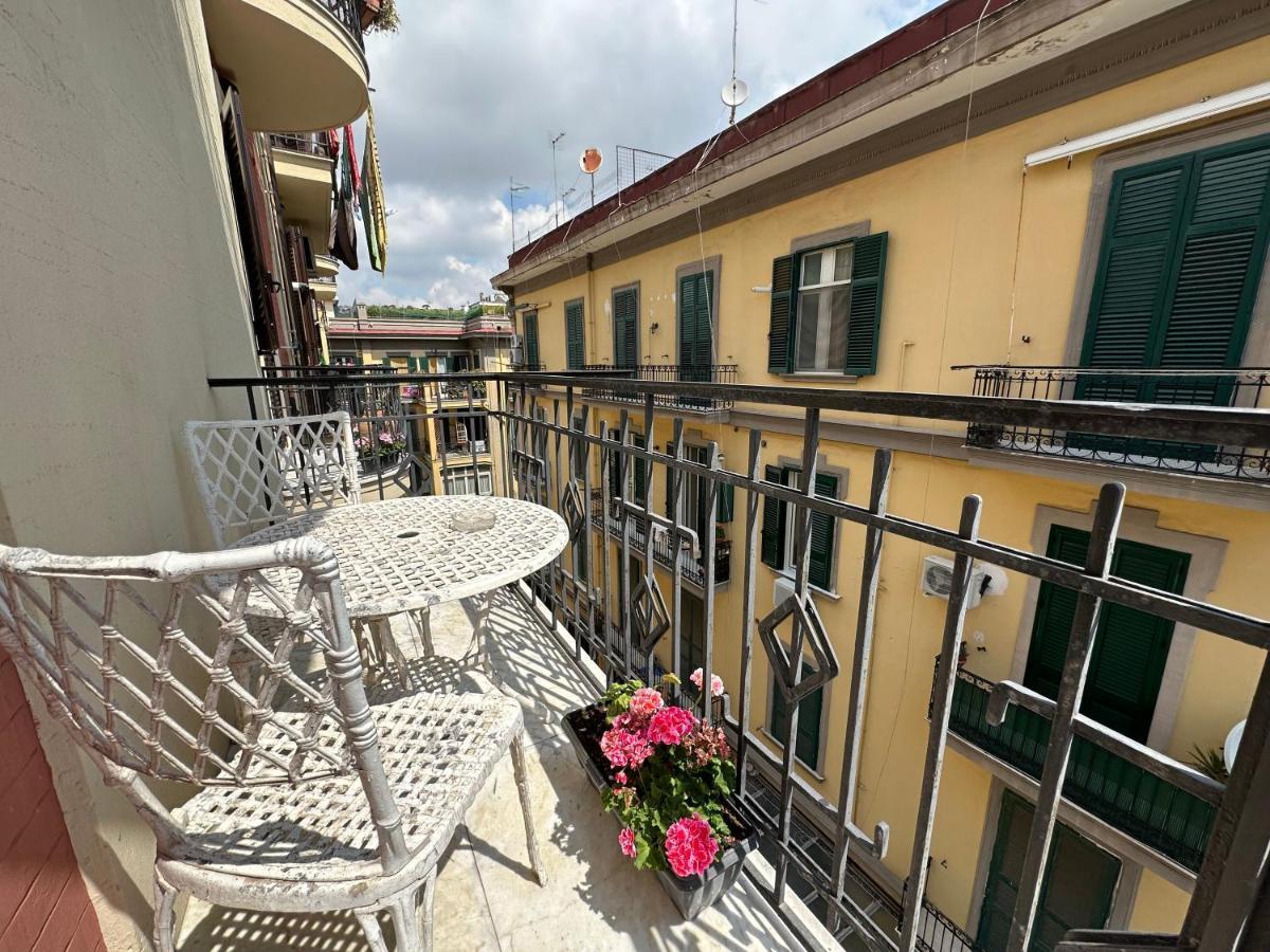 Domus Luca - Central Rooms In The Heart Of Napoli Esterno foto
