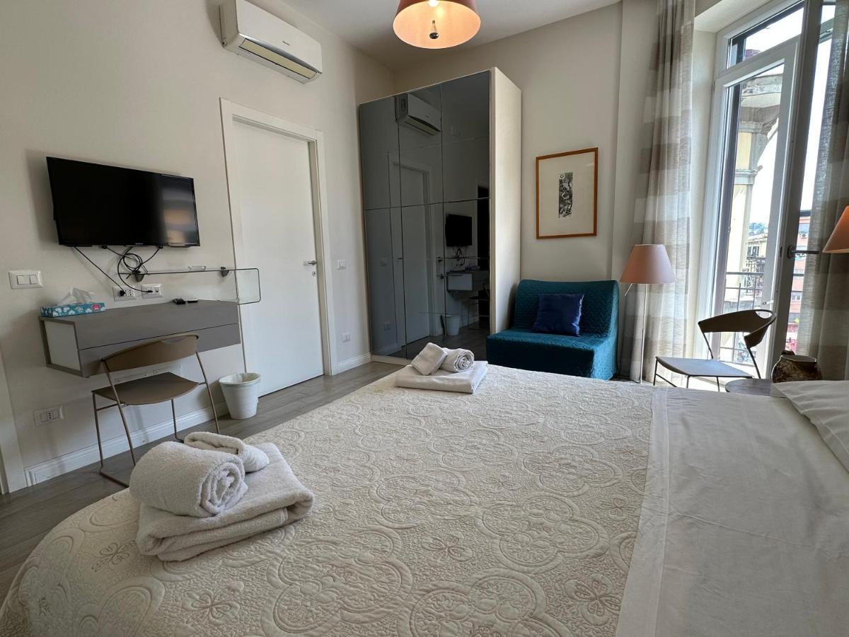 Domus Luca - Central Rooms In The Heart Of Napoli Esterno foto