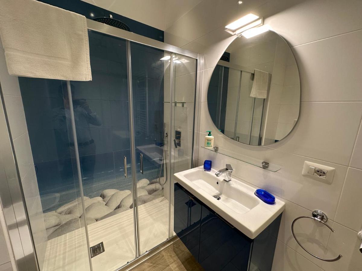Domus Luca - Central Rooms In The Heart Of Napoli Esterno foto