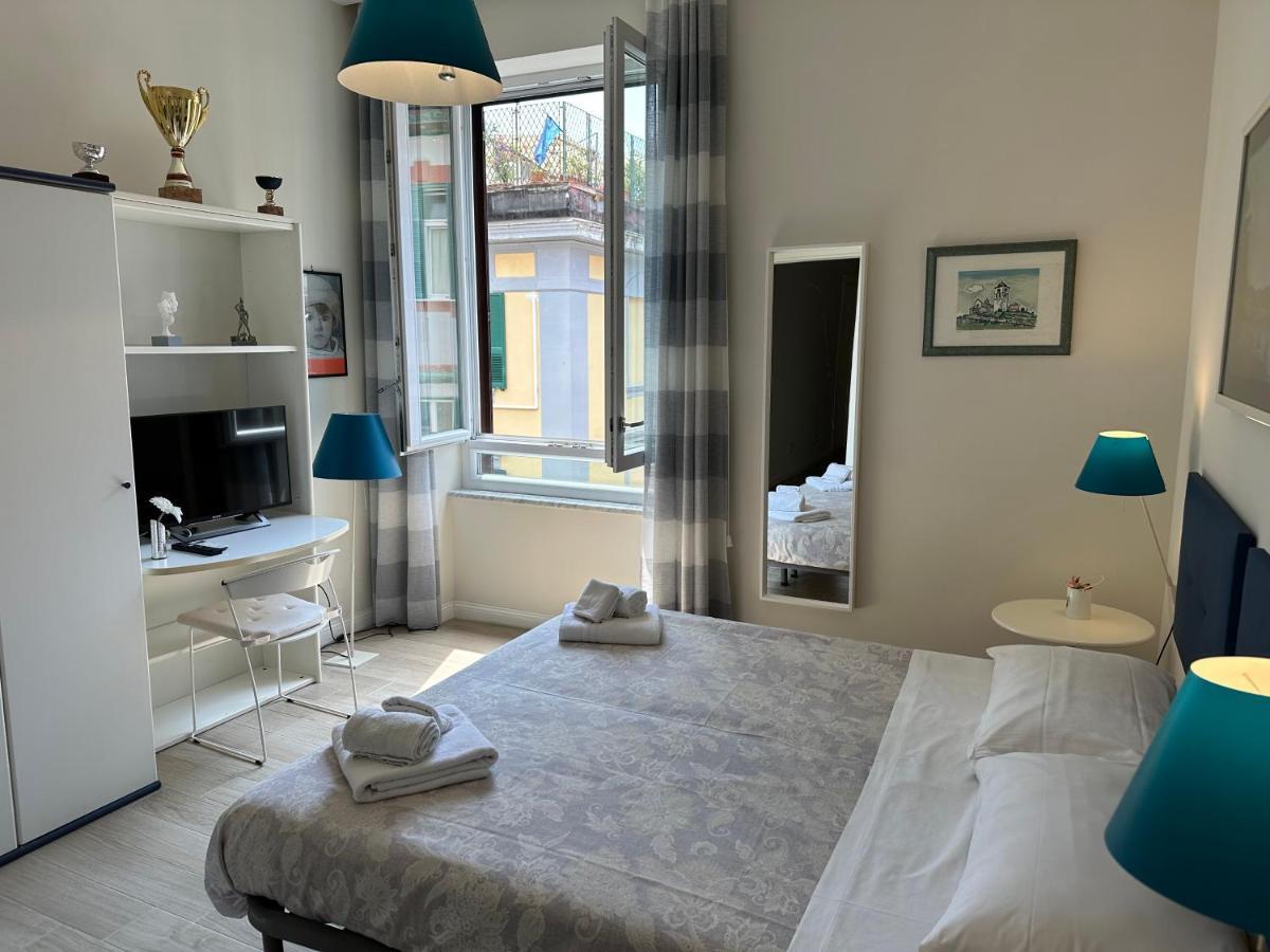 Domus Luca - Central Rooms In The Heart Of Napoli Esterno foto