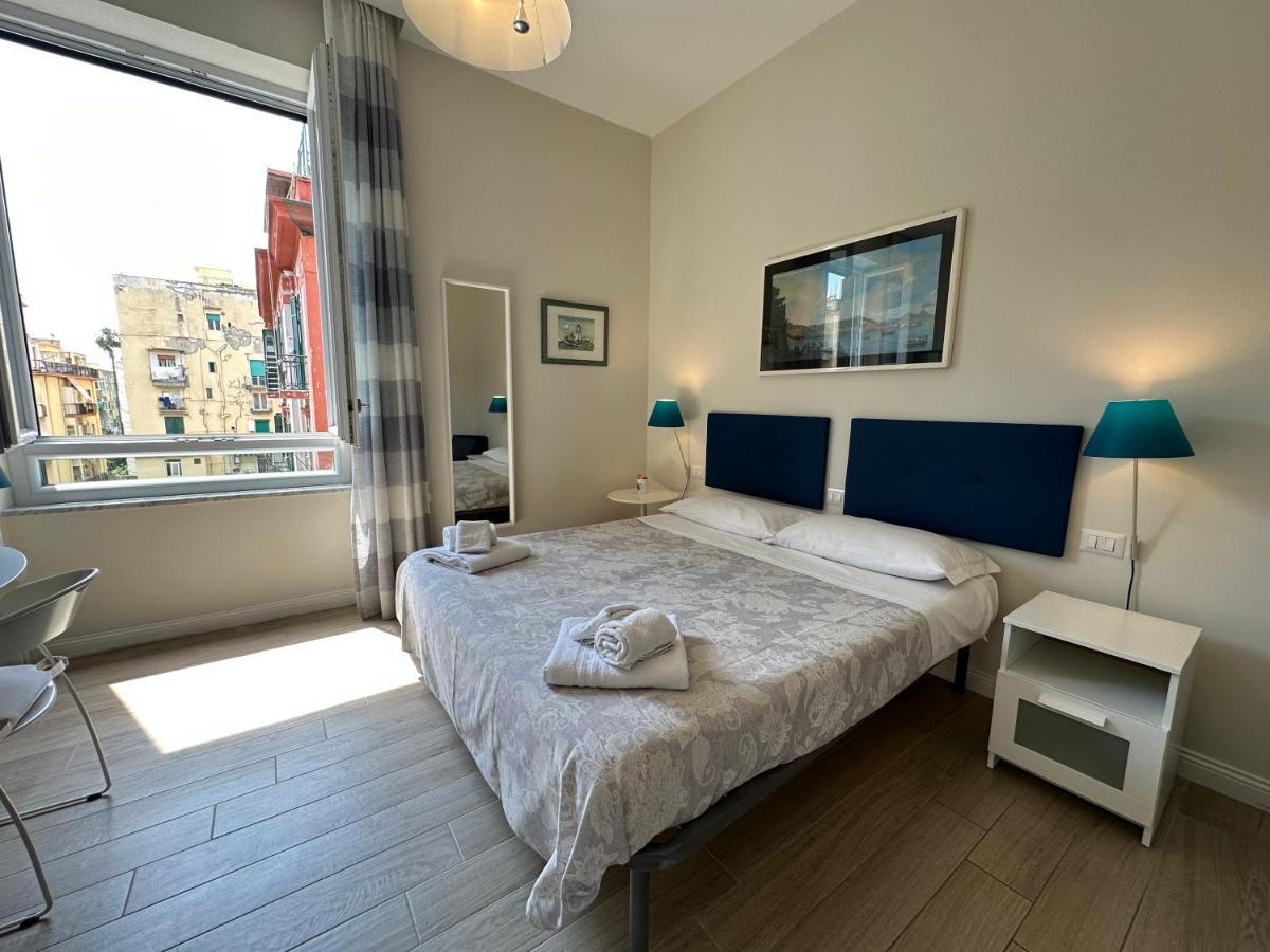 Domus Luca - Central Rooms In The Heart Of Napoli Esterno foto