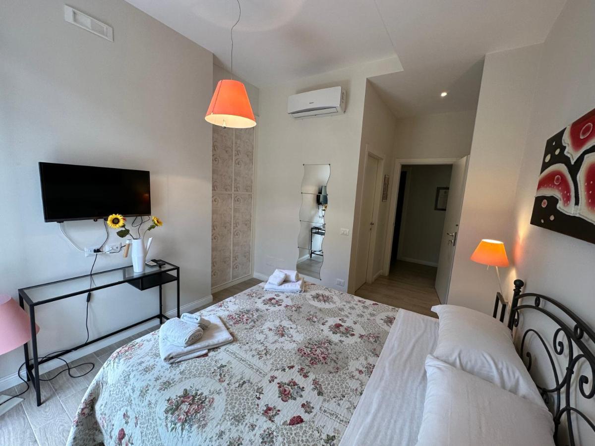 Domus Luca - Central Rooms In The Heart Of Napoli Esterno foto