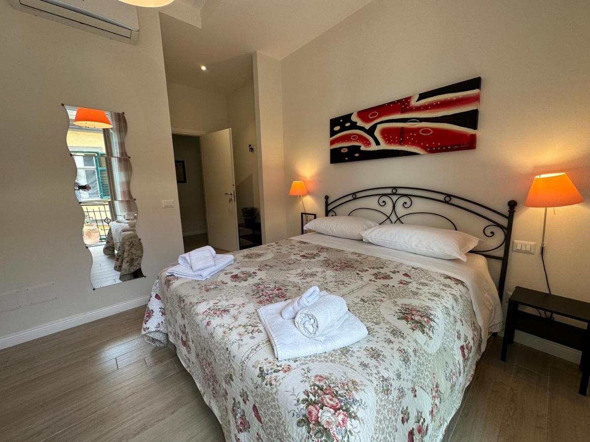 Domus Luca - Central Rooms In The Heart Of Napoli Esterno foto