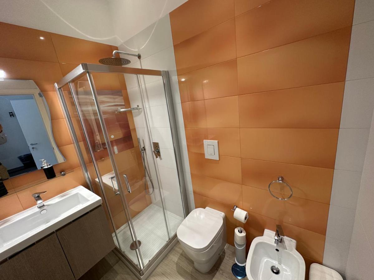 Domus Luca - Central Rooms In The Heart Of Napoli Esterno foto