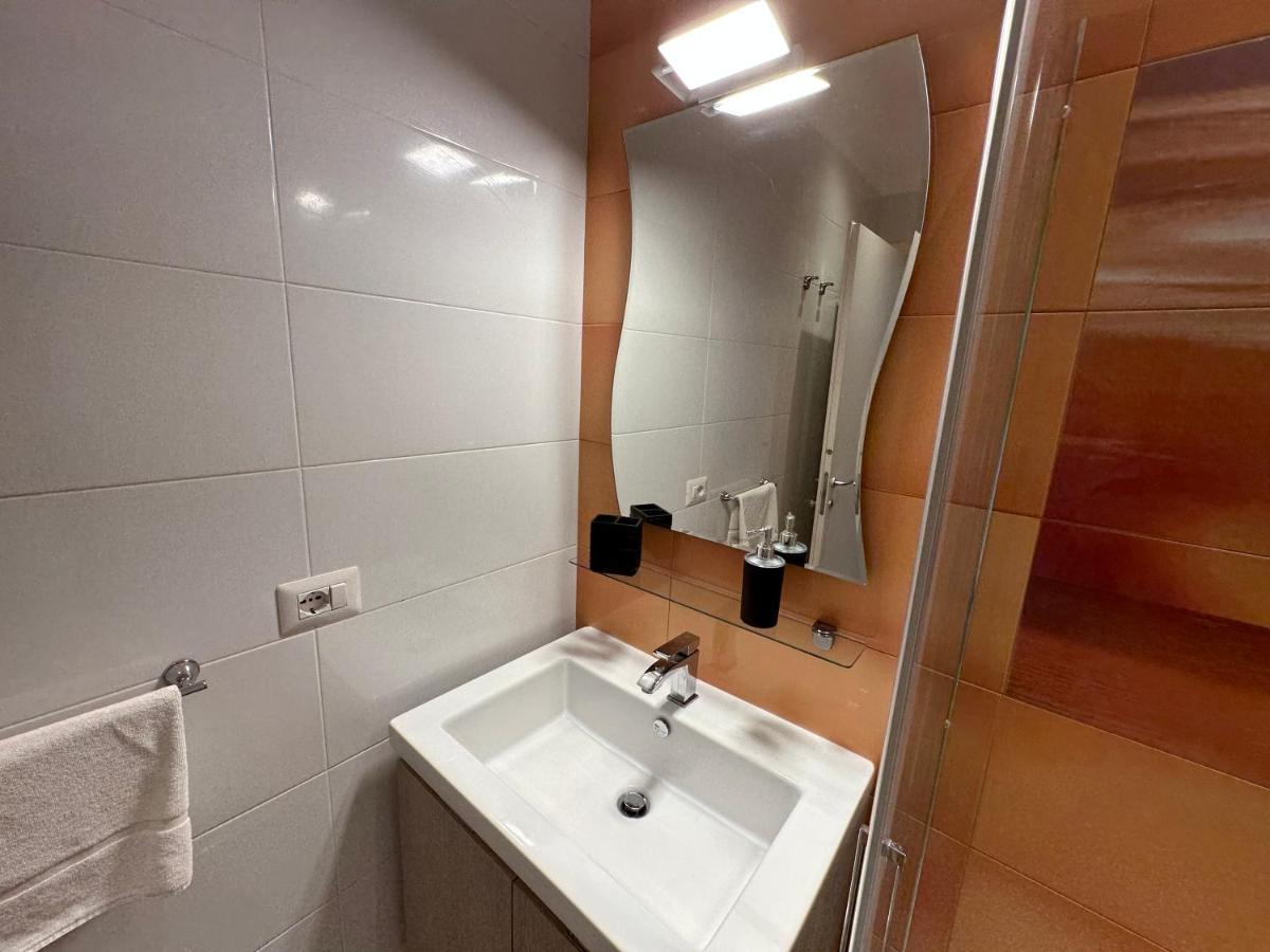 Domus Luca - Central Rooms In The Heart Of Napoli Esterno foto