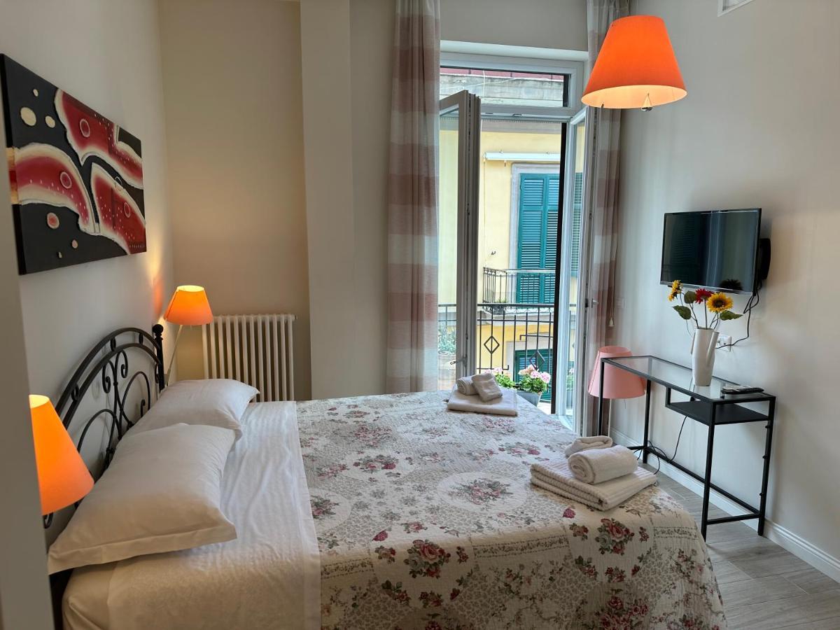 Domus Luca - Central Rooms In The Heart Of Napoli Esterno foto