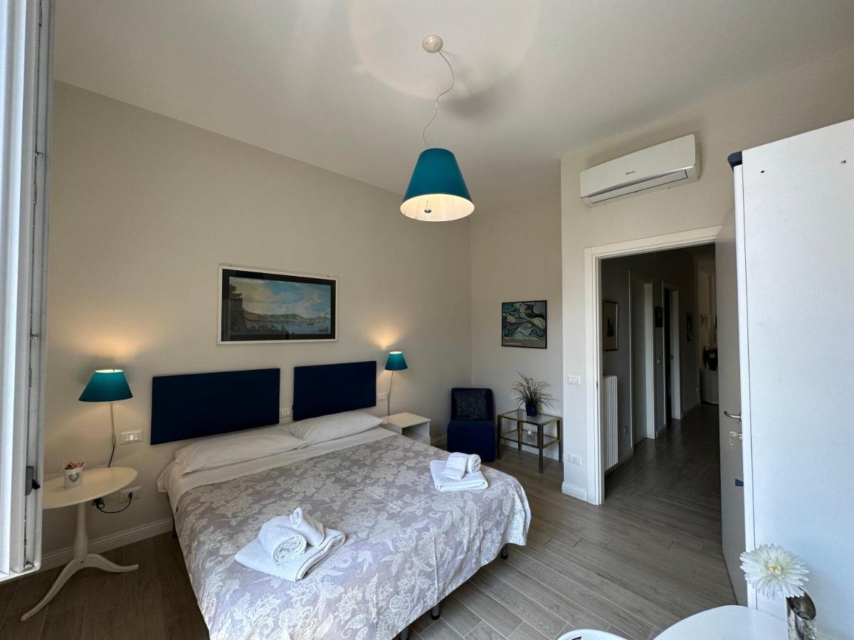Domus Luca - Central Rooms In The Heart Of Napoli Esterno foto