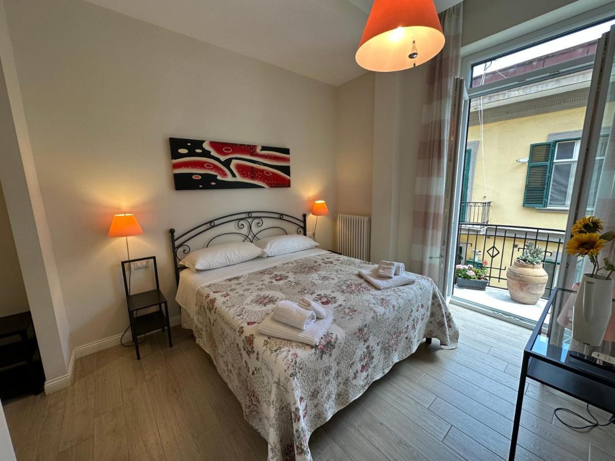 Domus Luca - Central Rooms In The Heart Of Napoli Esterno foto