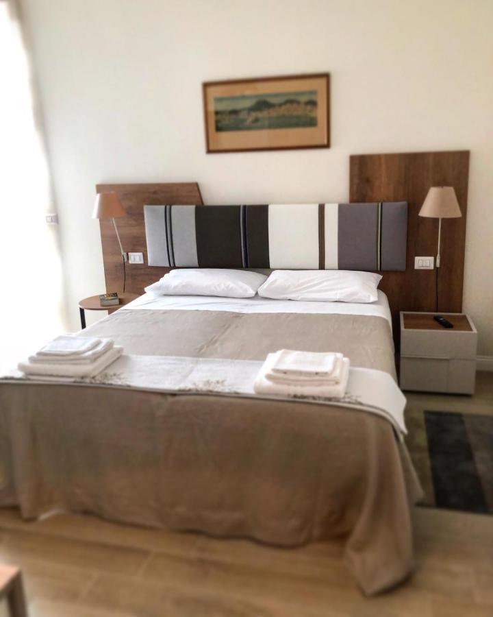 Domus Luca - Central Rooms In The Heart Of Napoli Esterno foto