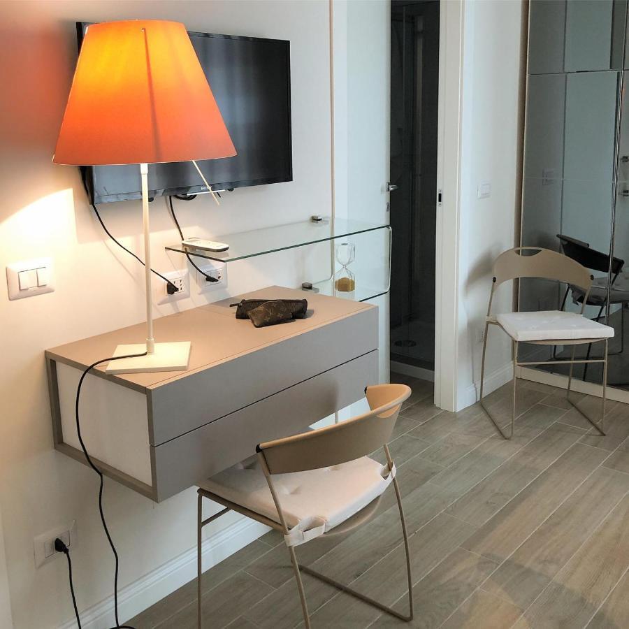 Domus Luca - Central Rooms In The Heart Of Napoli Esterno foto