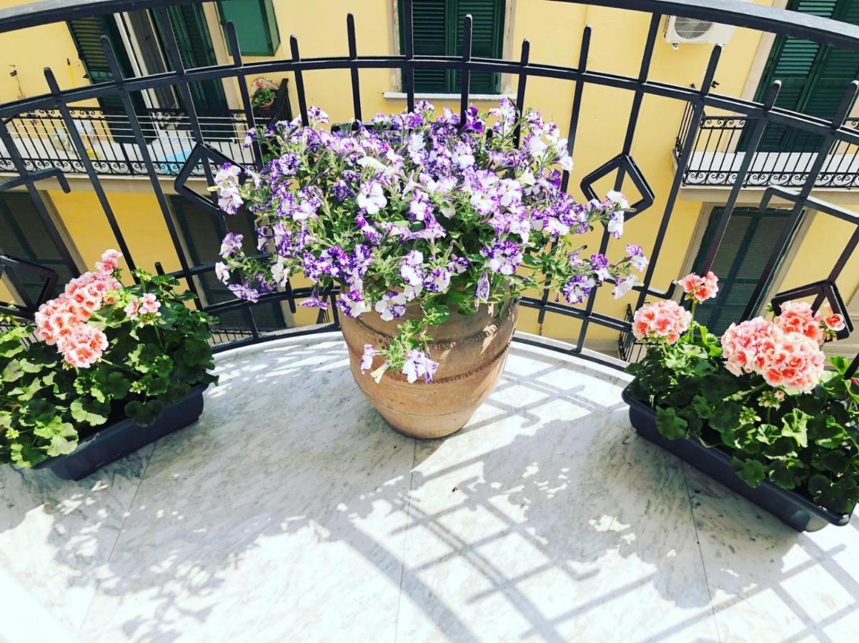 Domus Luca - Central Rooms In The Heart Of Napoli Esterno foto