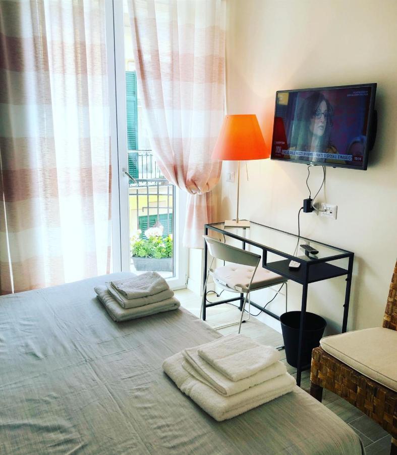 Domus Luca - Central Rooms In The Heart Of Napoli Esterno foto