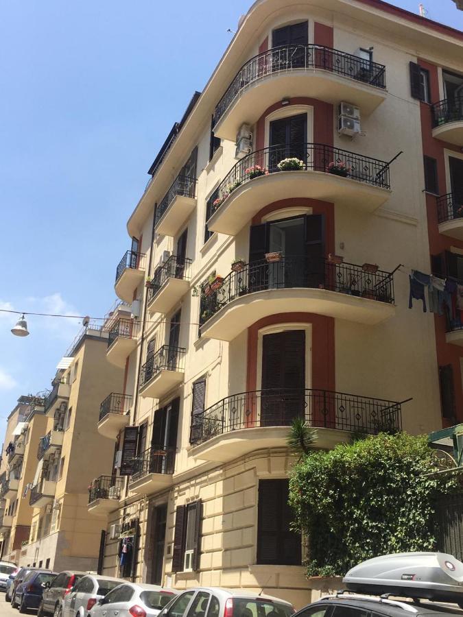 Domus Luca - Central Rooms In The Heart Of Napoli Esterno foto